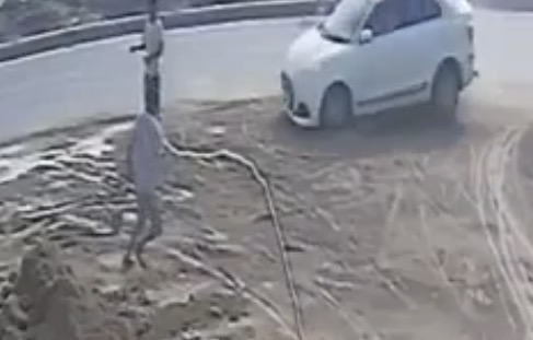 Speeding vehicle kills young worker in roadside accident on Gorakhpur–Sonauli highway - India