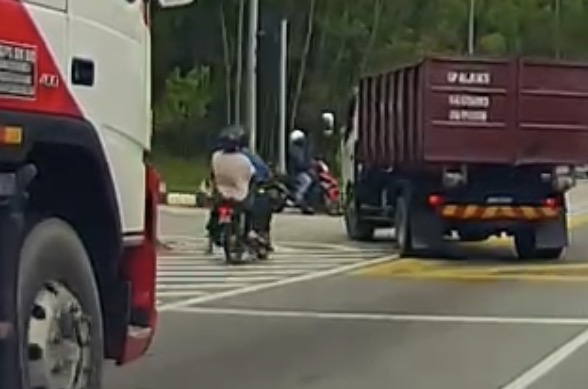 Motorcyclist dies and wife injured after lorry makes illegal turn - Malaysia