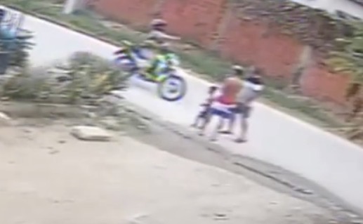Motorcyclist opens fire, killing man walking with a child; child escapes unharmed - Brazil