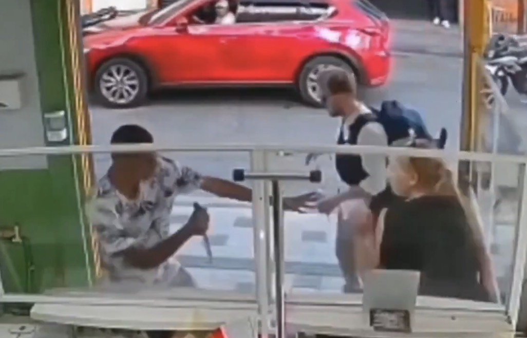 Dagger-wielding attacker targets tourists in Armenia, beaten by bystanders but escapes with accomplices - Colombia