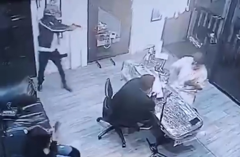 Tattoo artist shot and killed while working on a client inside studio - Guatemala