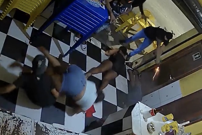Man fatally shot during early-morning gun attack inside crowded neighborhood bar - Brazil