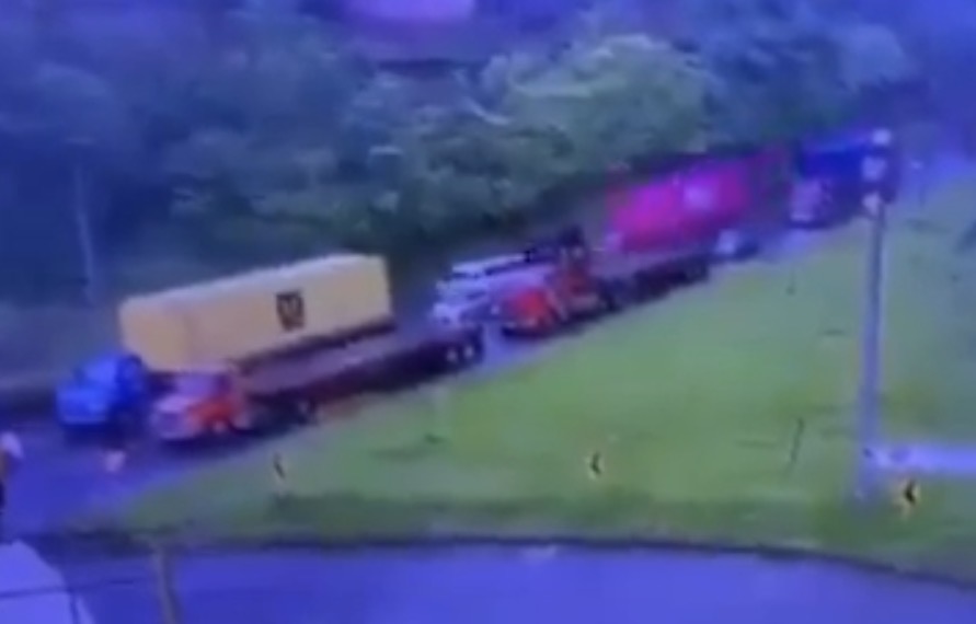 Child survives after stepping out of a car to urinate moments before a fatal crash killed both parents on a highway - Colombia