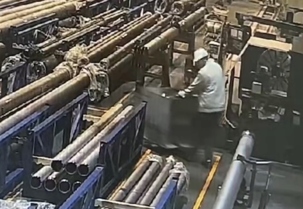 Worker dies after being violently spun by a pipe threading machine in a factory accident - China