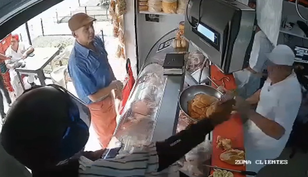 Man walks into butcher shop and shoots employee before being quickly restrained by another worker - Colombia