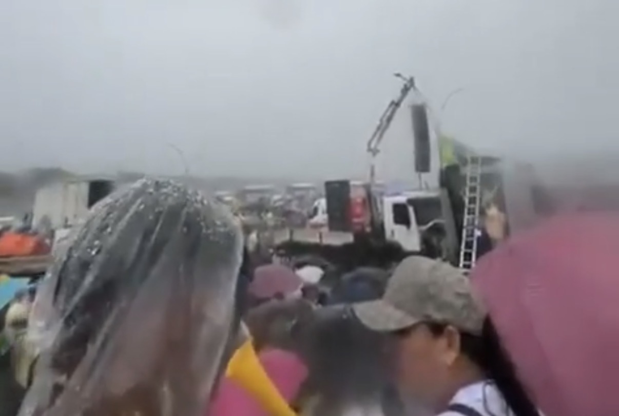Four people remain hospitalized after a lightning strike during a political rally - Brazil