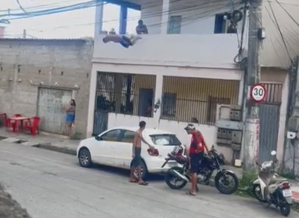 Man attacks wife with hammer, then jumps head-first from second floor building - Brazil