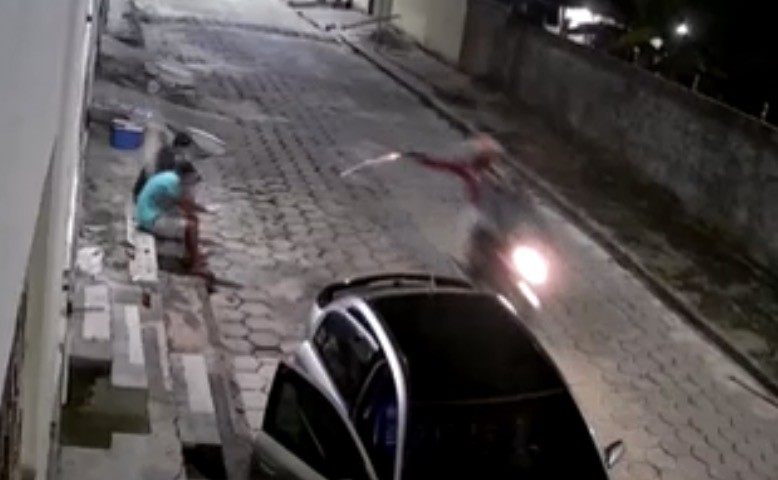 Two men shot after gunmen on a motorcycle opened fire outside a home in Bahia - Brazil