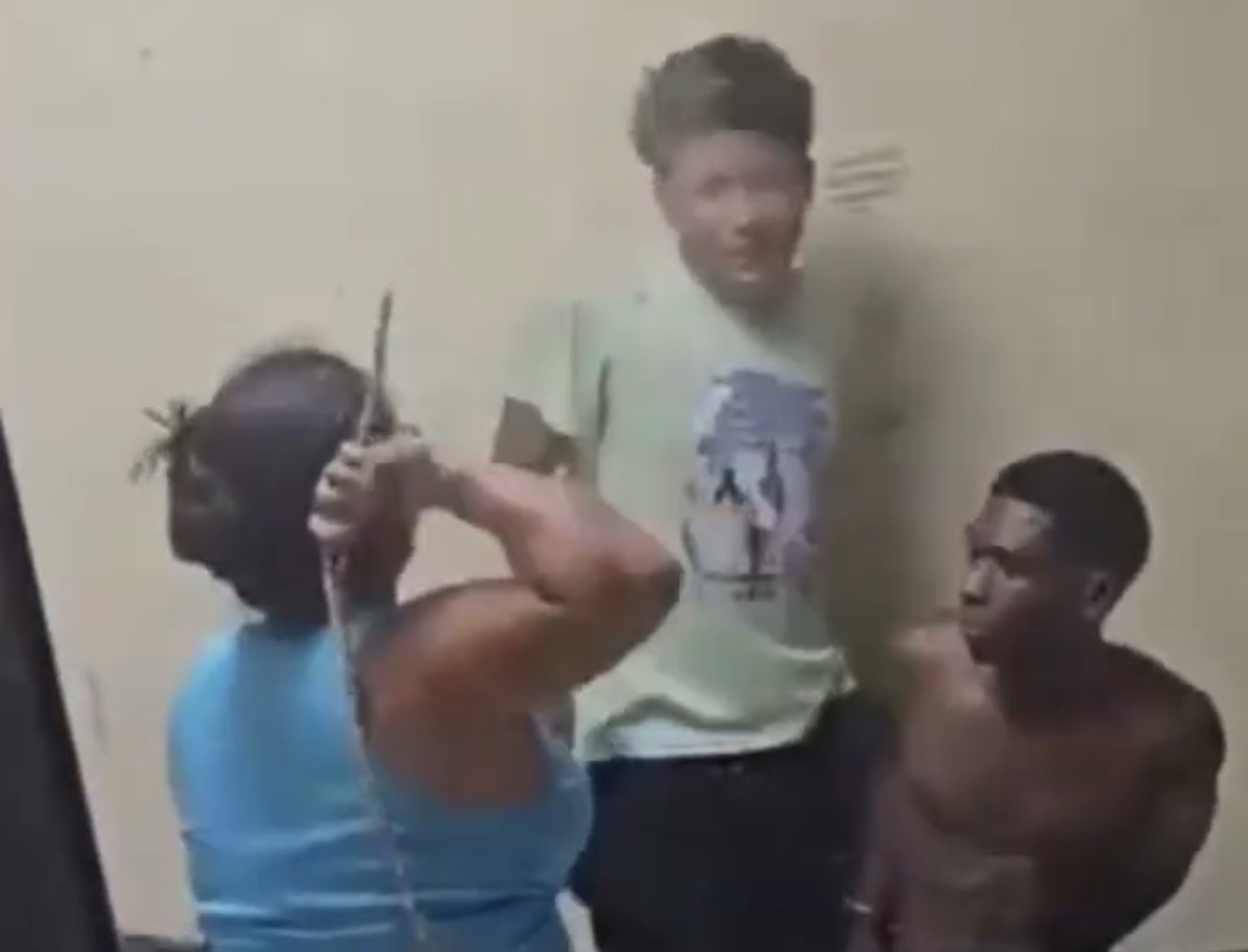 Teen arrested for theft is publicly slapped by his mother inside a police station - Colombia