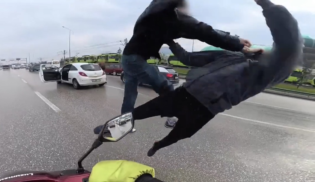Traffic dispute escalates into a violent roadside fight as drivers exchange punches and kicks - Turkey