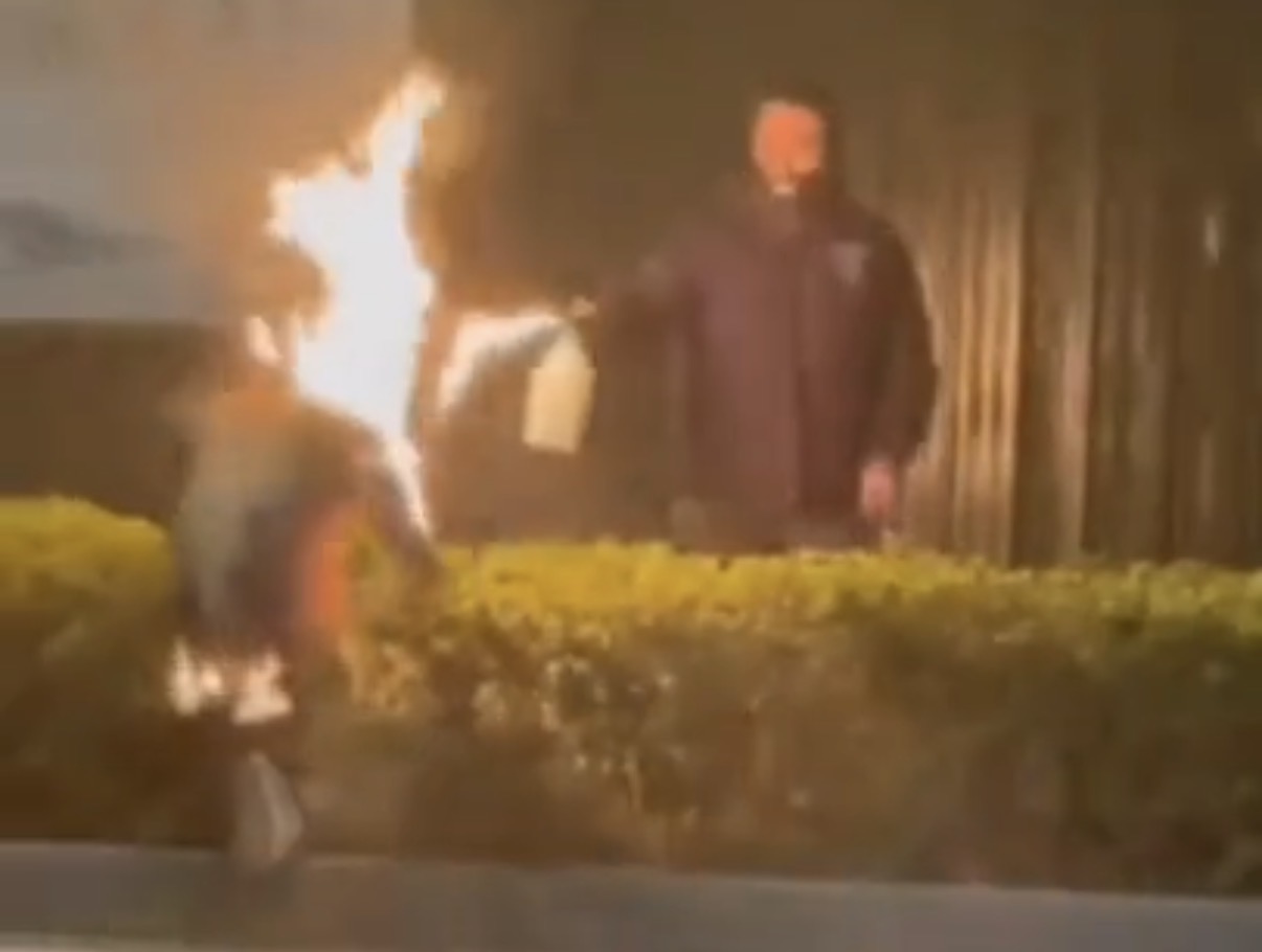 Man kills his girlfriend’s new lover with a blowtorch on a public street - China