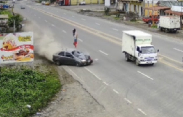 Woman killed after being struck by a car while waiting at a bus stop in Triunfo - Ecuador