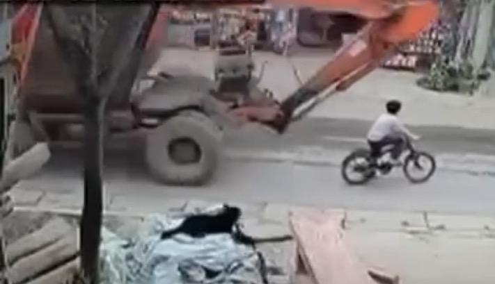 Young boy crushed by an excavator while stopped in the middle of the road - Vietnam