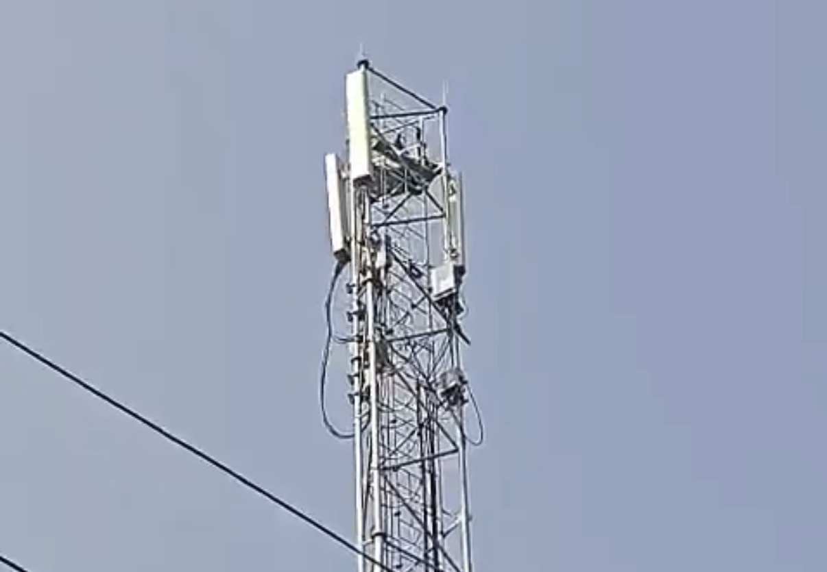 Intoxicated man falls to his death after climbing mobile tower in Uttar Pradesh - India