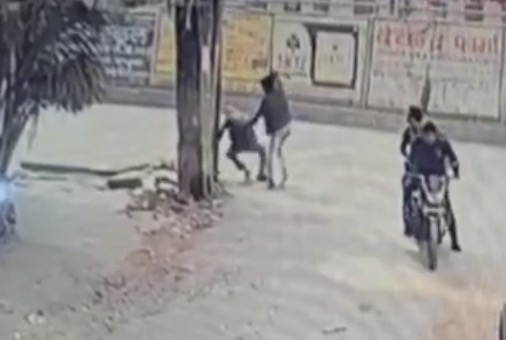 Brutal daylight murder caught on CCTV in Patna - India