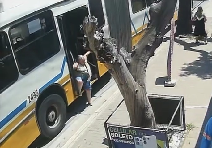 Elderly woman injured after bus moves off while she was still disembarking in Porto Alegre - Brazil