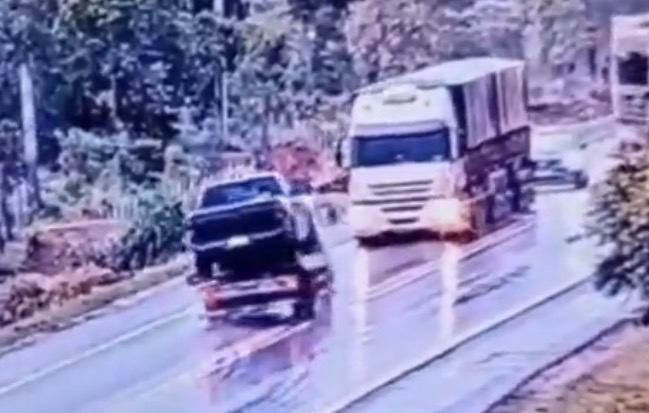 Truck driver killed after tow truck skids into oncoming lane on in Mato Grosso - Brazil