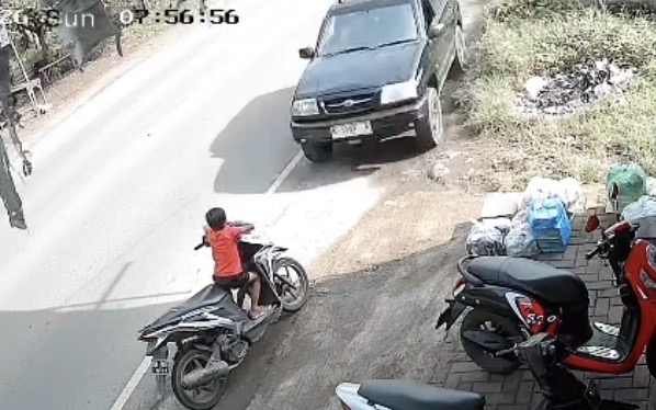 7-year-old boy killed after being struck by car while waiting for mother - Indonesia
