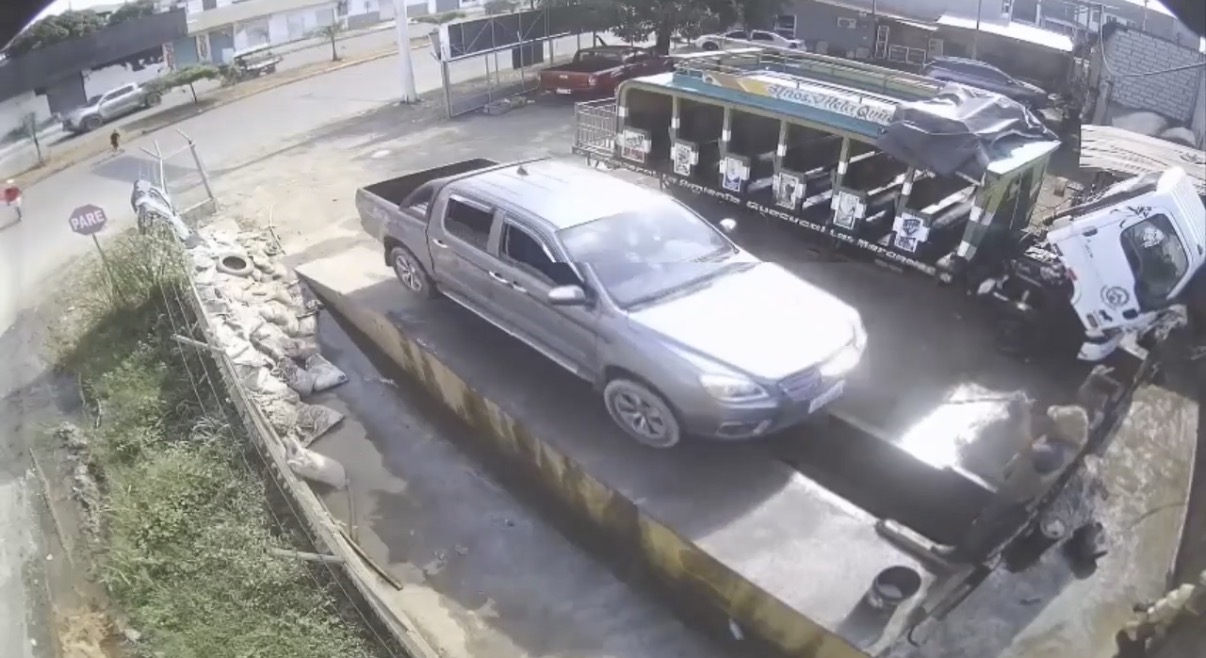 Worker killed after being struck by a pickup truck at a car wash in - Ecuador