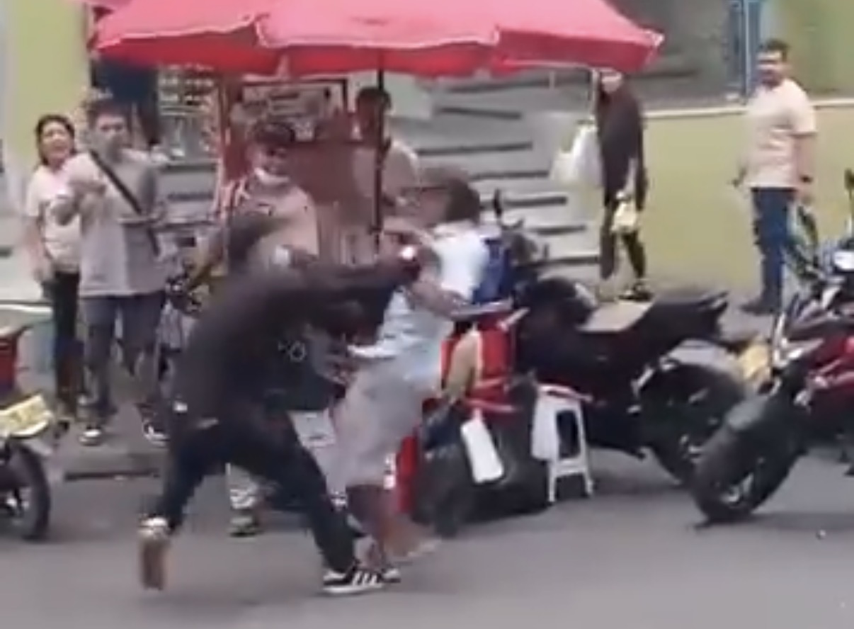 Man stabbed near the heart after being attacked from behind during knife fight - Colombia