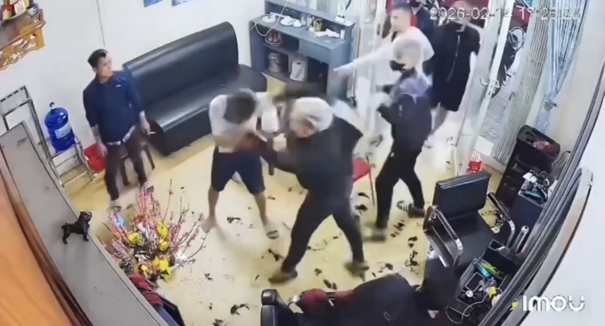 Barbershop worker beaten by hooded gang over $400 debt - Vietnam