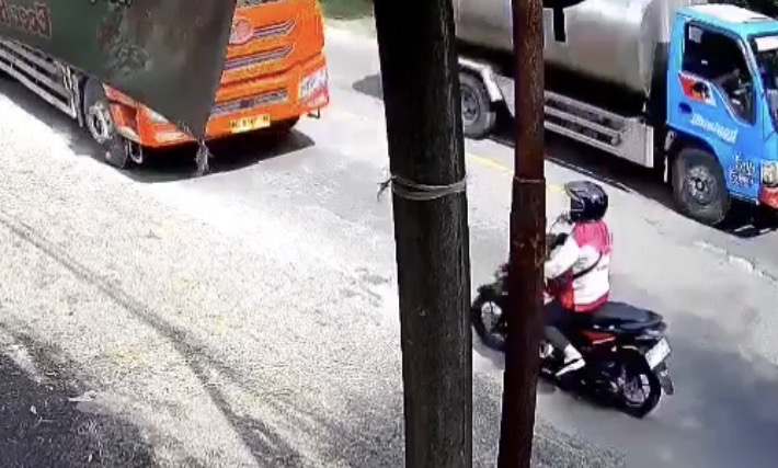 Beverage vendor killed after being struck by overtaking truck - Indonesia