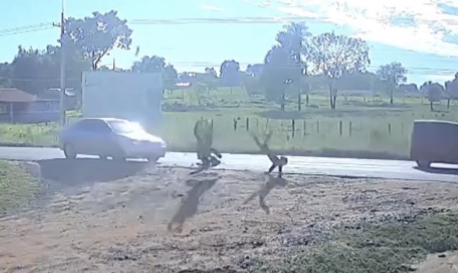 13-year-old motorcyclist seriously injured after reckless overtaking maneuver leads to violent crash - Paraguay
