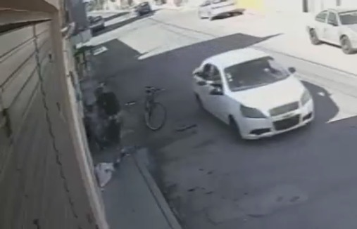 Young man shot dead in broad daylight ambush as gunmen flee the scene - Mexico