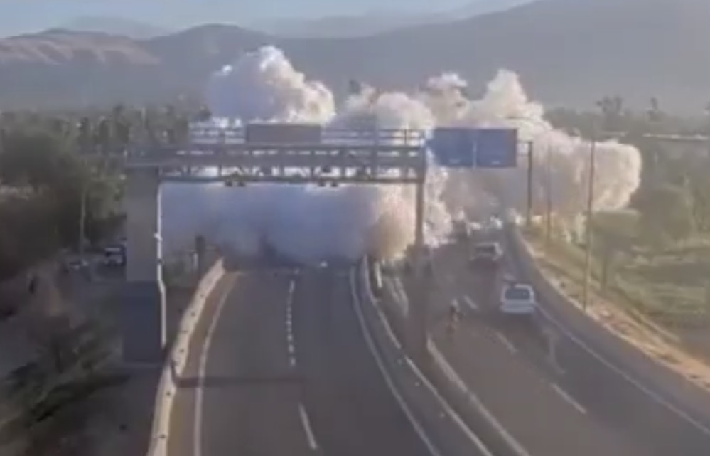 Deadly truck explosion leaves three dead and multiple injured after gas tanker overturns in capital city - Chile