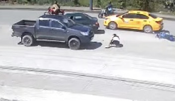 Motorcyclist injured after attempting to avoid taxi and crashing into pickup truck - Ecuador