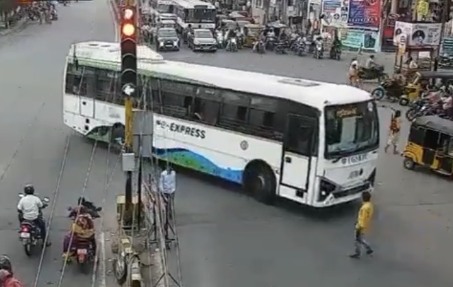 Pedestrian struck by bus after attempting to cross against the signal in Warangal - India