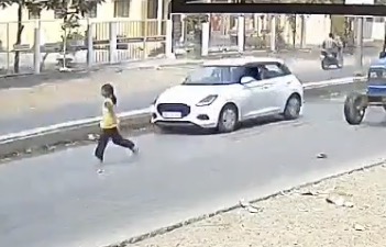 Eight-year-old girl critically injured after speeding car strikes and drags her in Narmadapuram - India