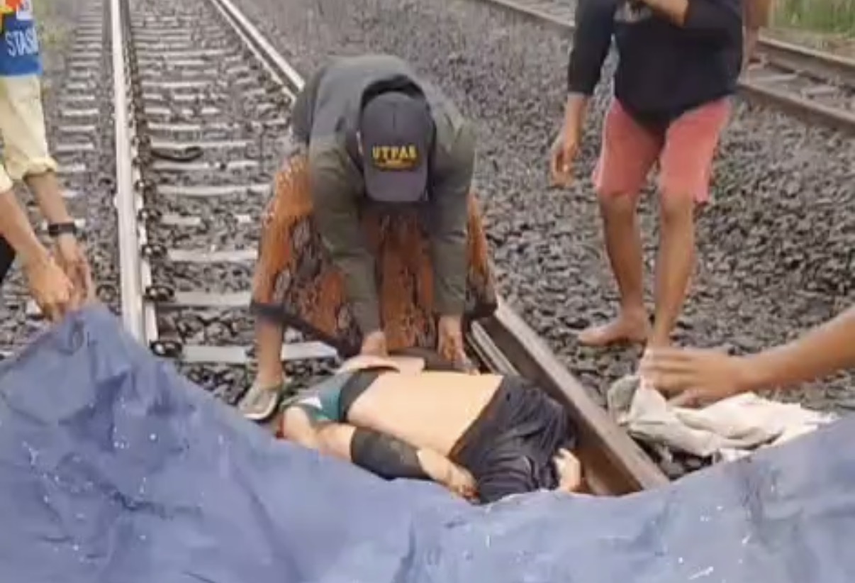 Motorcyclist struck by commuter train at Warung Pojok railway crossing - Indonesia