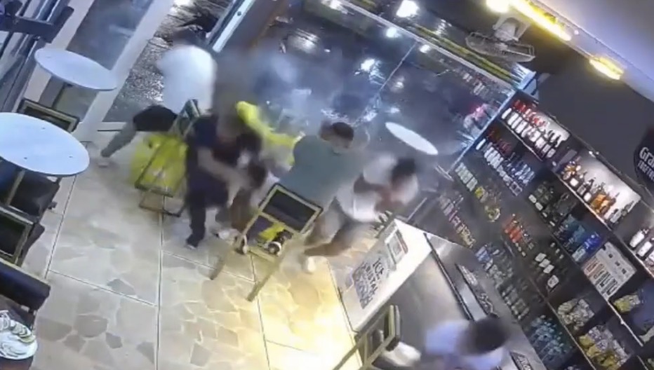 Gunmen open fire outside a liquor store in Santo Domingo, leaving one dead and four wounded - Ecuador