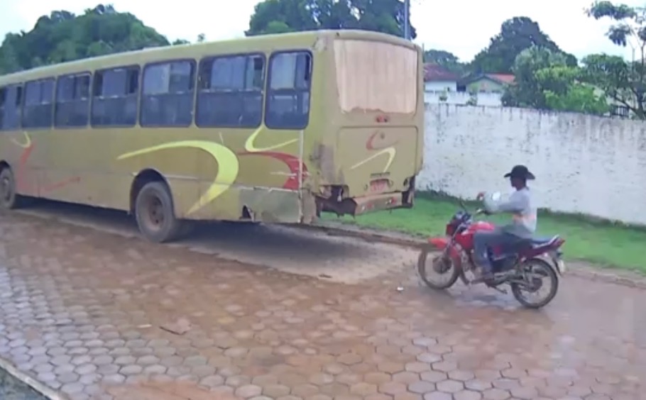 Motorcyclist crashes into a parked bus and becomes trapped beneath the rear - Brazil