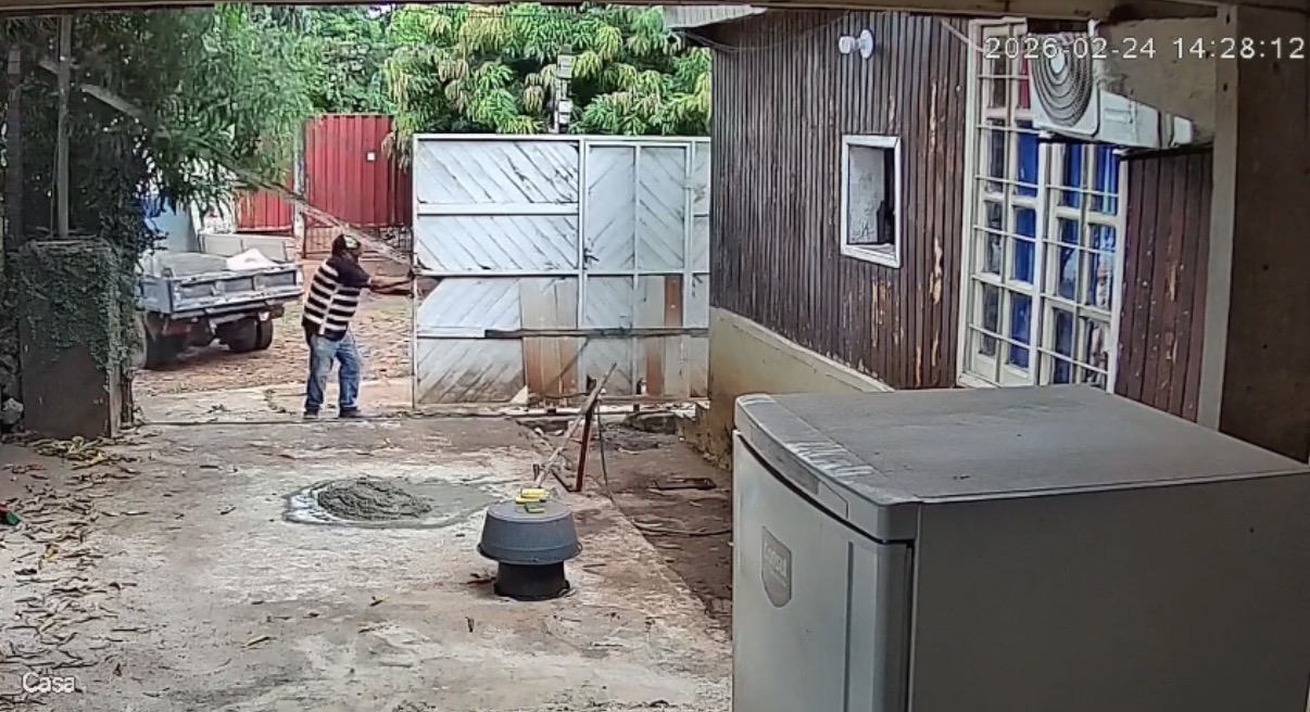 Construction worker dies after wooden beam falls on his head while opening a sliding gate - Paraguay