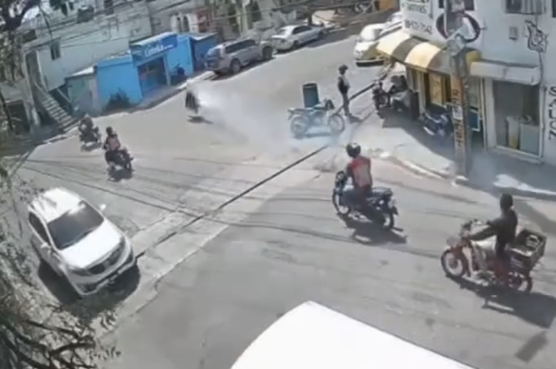 Camera captures motorcyclist crashing into lottery shop in Santo Domingo Oeste - Dominican Republic