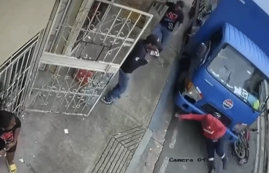 Runaway truck with failed brakes plows into home and kills pedestrian in Guayaquil - Ecuador