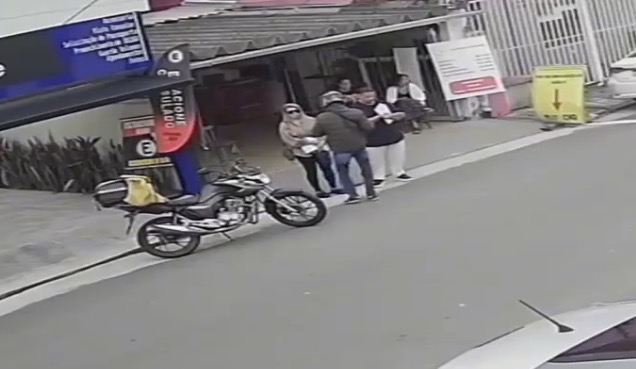 Robbery suspect shot by nearby police who witnessed the attempted motorcycle holdup near the U.S. Consulate - Brazil