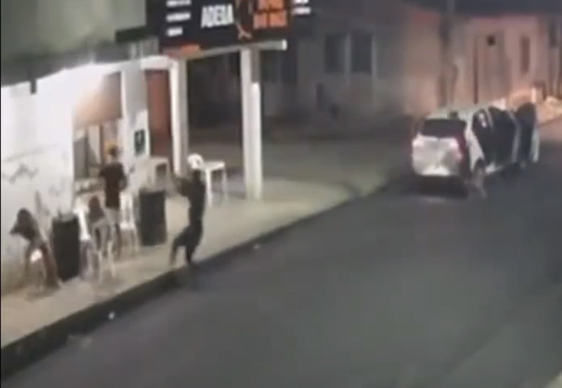 Young man executed in front of bar after gunmen jump out of car and open fire in São Mateus - Brazil
