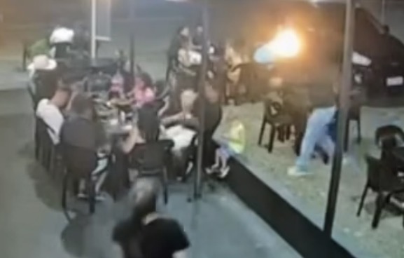 Man shot dead by gunman inside snack bar in Santa Fé, while families and children were present - Brazil