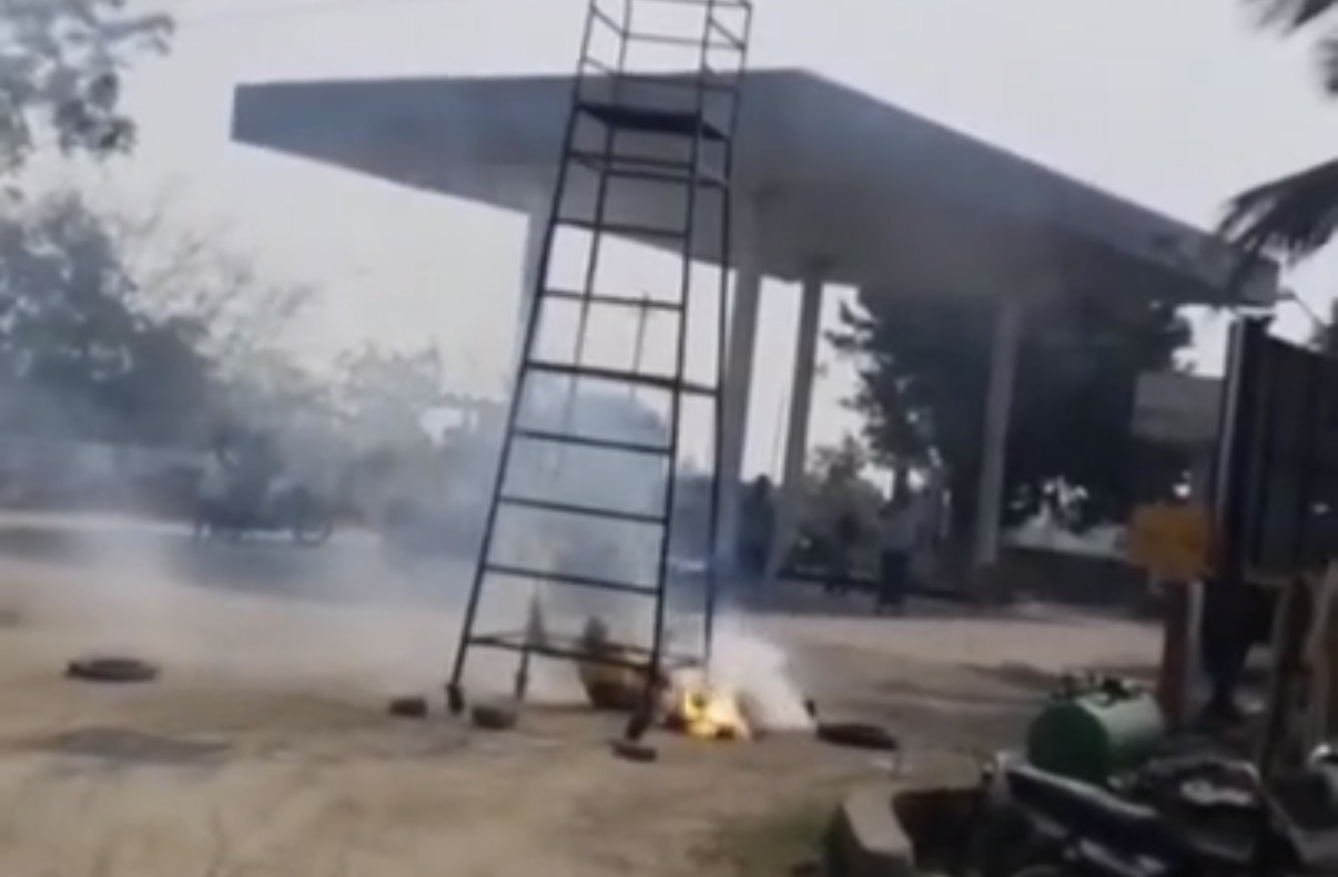 Two men electrocuted and burned alive after coming into contact with live electrical line in Telangana - India