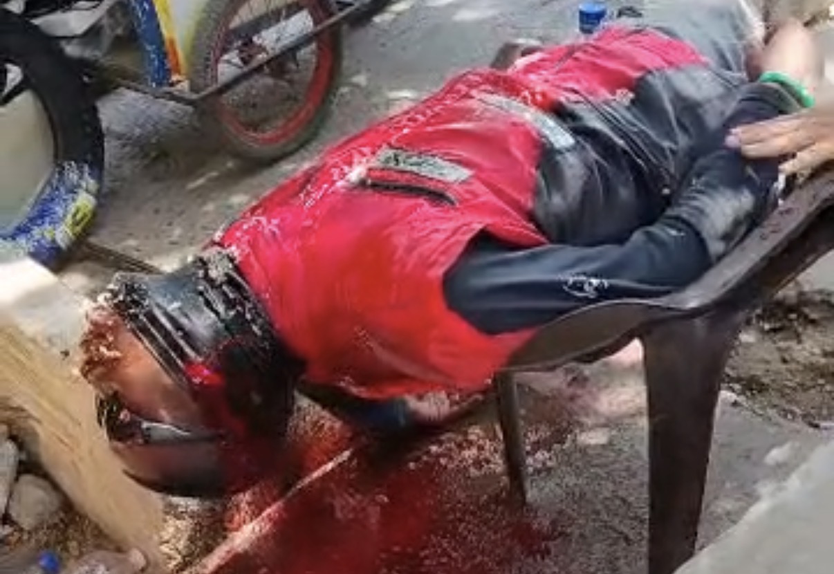 Man shot dead by gunmen on motorcycle while sitting outside supermarket in Cartagena - Colombia