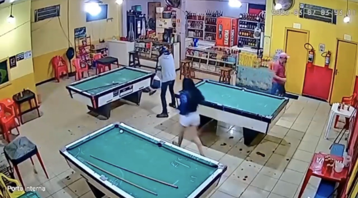 Man executed with shot to the head inside bar; woman also wounded during the attack - Brazil