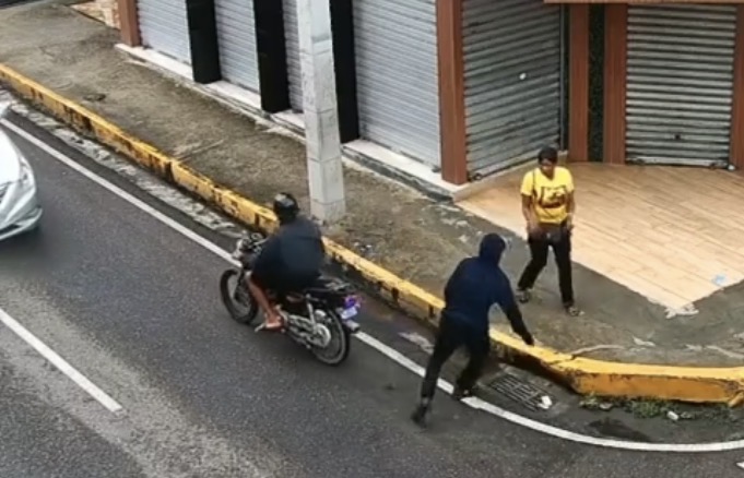 Driver rams motorcycle of fleeing robbers to stop street robbery in Santiago - Dominican Republic