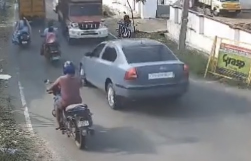 Drunk driver slams into father and daughter on two-wheeler - India