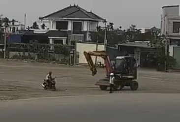 Motorcyclist clotheslined by low-hanging cable during roadside construction, dies at scene - Vietnam