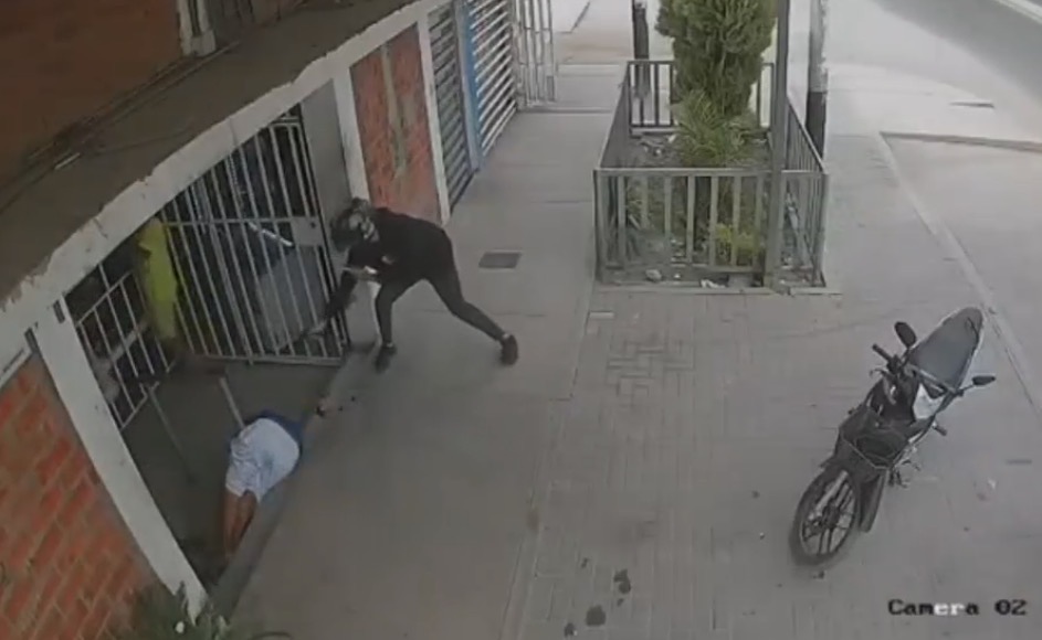 Man gunned down with over 10 shots in targeted street killing as gunman flees scene - Peru