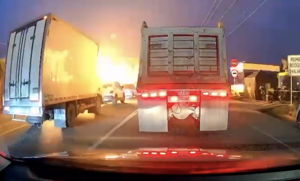 Family killed in fiery crash after out-of-control truck plows into vehicles at toll point - Colombia