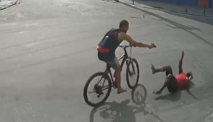 Man survives close-range shooting after being chased and gunned down in broad daylight - Brazil